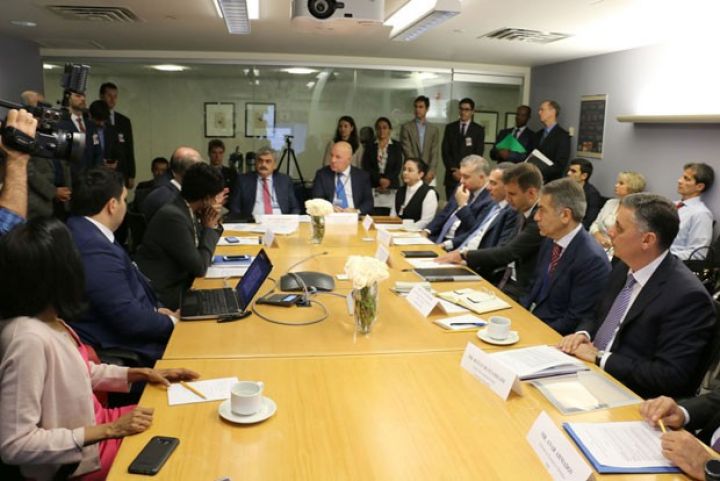 İqtisadi bloku təmsil edən yüksək vəzifəli rəsmilər Dünya Bankının toplantısındadır