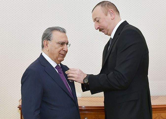 Prezident Ramiz Mehdiyevi təltif etdi