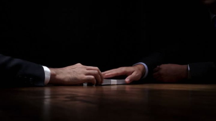 "Dövlət işçisiyəm, sizi  işlə təmin edəcəm" -  712 MİN MANAT ƏLƏ KEÇİRİLİB