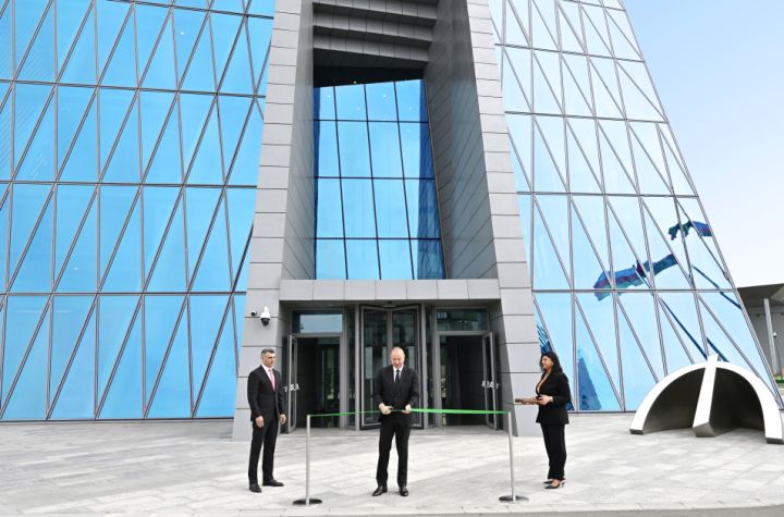 Prezident Bakıda 35 mərtəbəli binanın açılışında iştirak edib