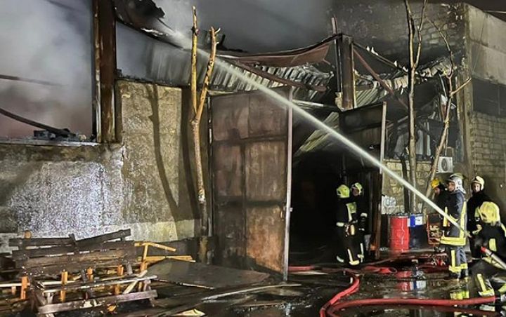 Yanan mebel sexinin sahibləri: “30 min manat ziyan dəyib”