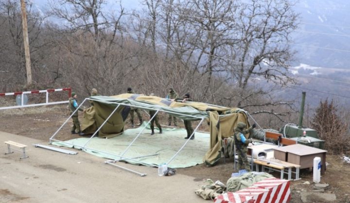 Sülhməramlılar etiraz aksiyasının keçirildiyi ərazidə quraşdırdıqları çadırları sökürlər