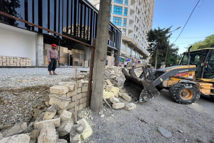 “Metropark”ın yaxınlığında səkinin zəbt edilməsinin qarşısı alınıb